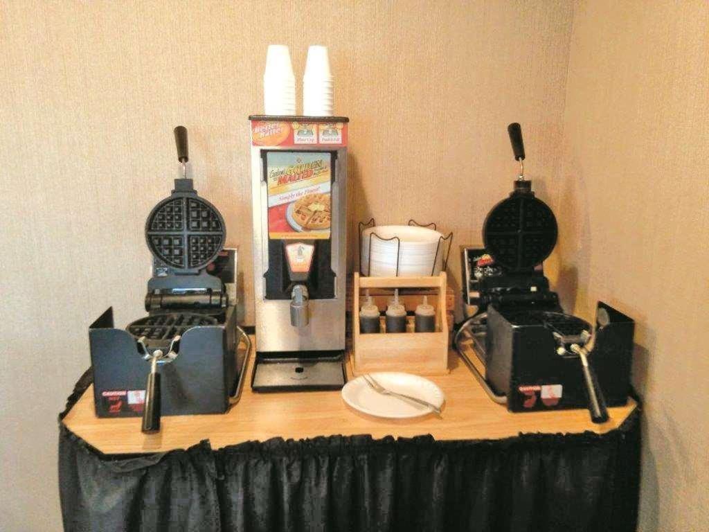 La Quinta Inn By Wyndham Detroit Σάουθγκεϊτ Εξωτερικό φωτογραφία