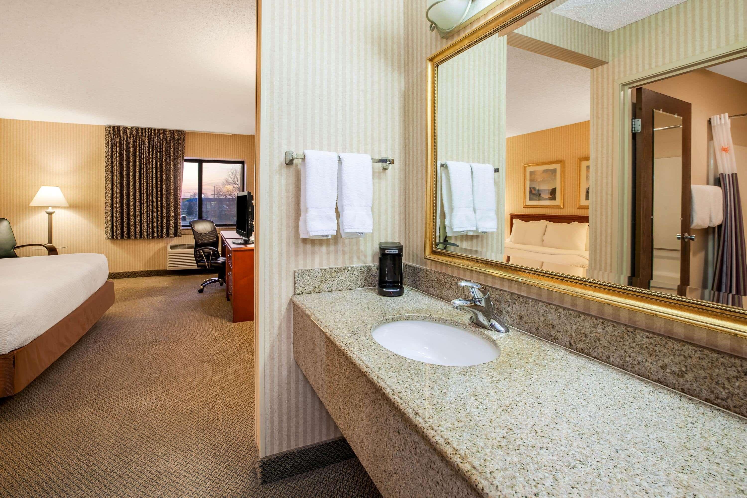 La Quinta Inn By Wyndham Detroit Σάουθγκεϊτ Εξωτερικό φωτογραφία